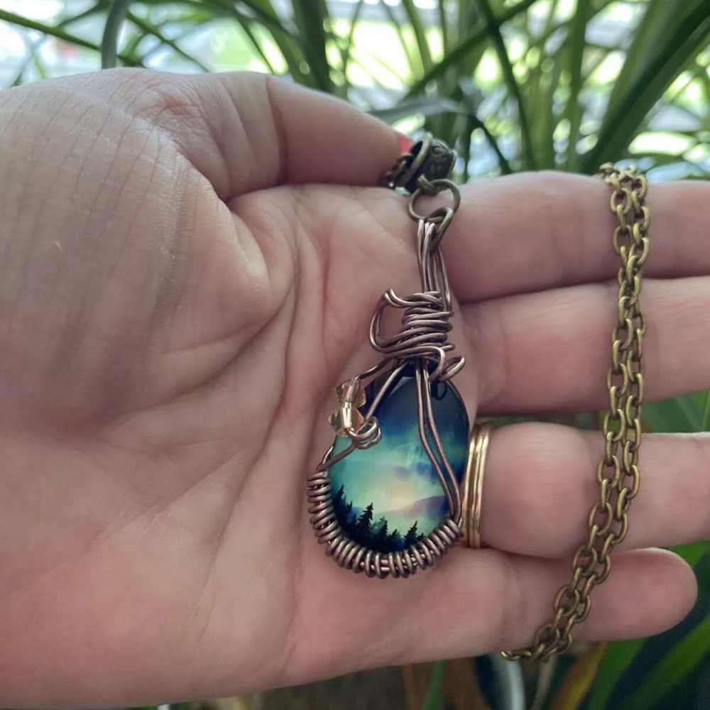 Northern Lights Aurora Borealis bronze pendant necklace - Picture 2 of 5
